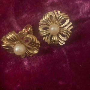 Tifari gold pearl flower clip on earrings